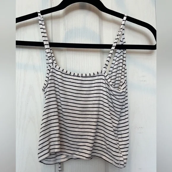 Cropped Tank Top - Picture 3 of 4